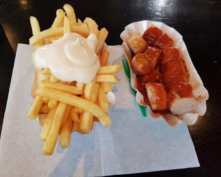 Weltmeister Currywurst & Pommes